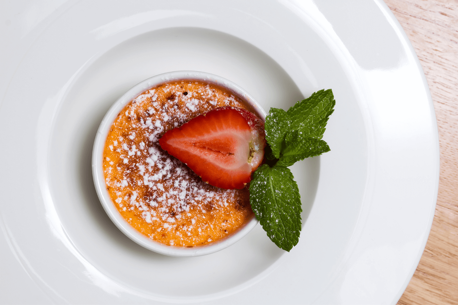 Creme brûlée s vanilkovou pěnou a čerstvými jahodami